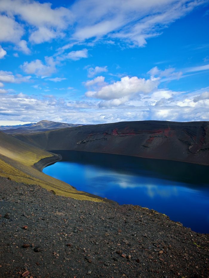 Altro lago di origine vulcanica, più scuro e profondo, con colline che chiudono la scena