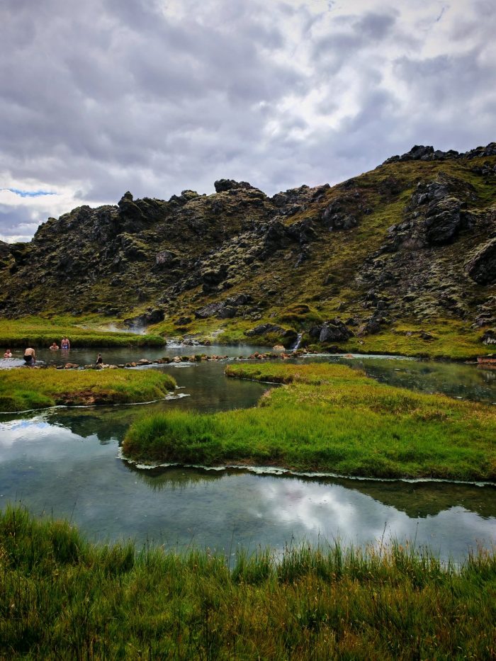 Piccolo specchio d'acqua tra rocce e vegetazione bassa