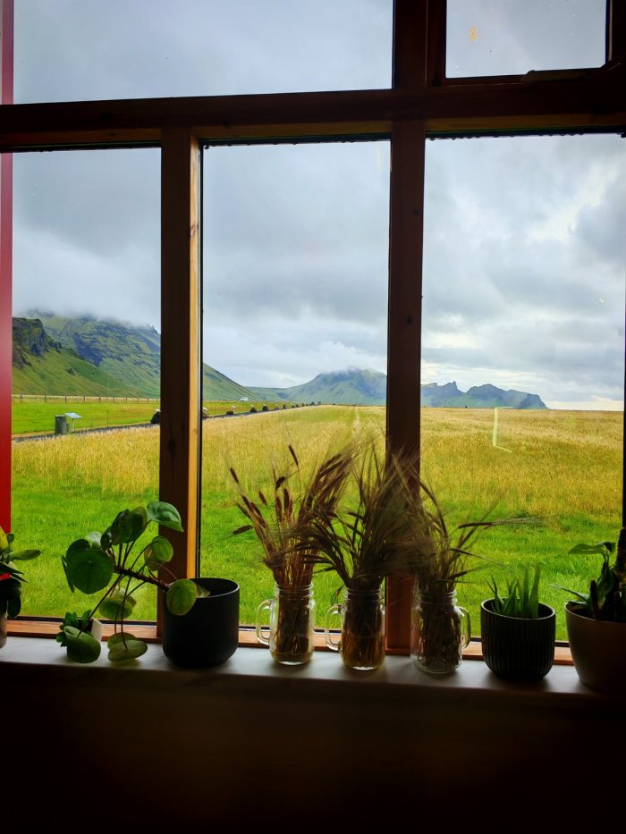 Interno con finestra sul paesaggio rurale