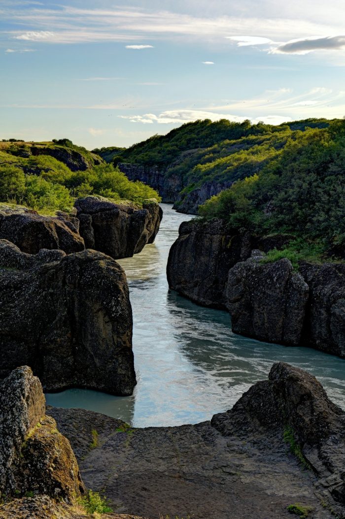 Canyon stretto con fiume chiaro tra pareti di roccia scura