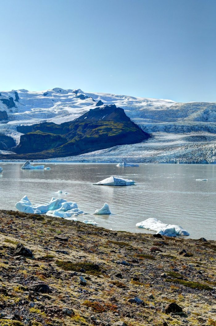 Lagune con iceberg e montagne innevate sullo sfondo