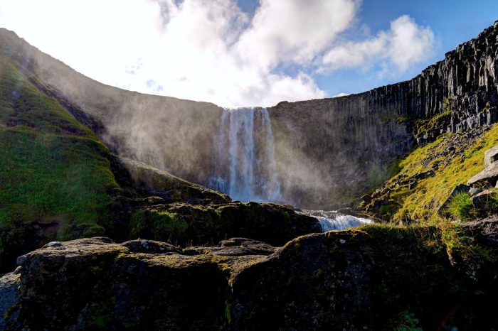 Gola e acqua in movimento, con pareti rocciose molto scure