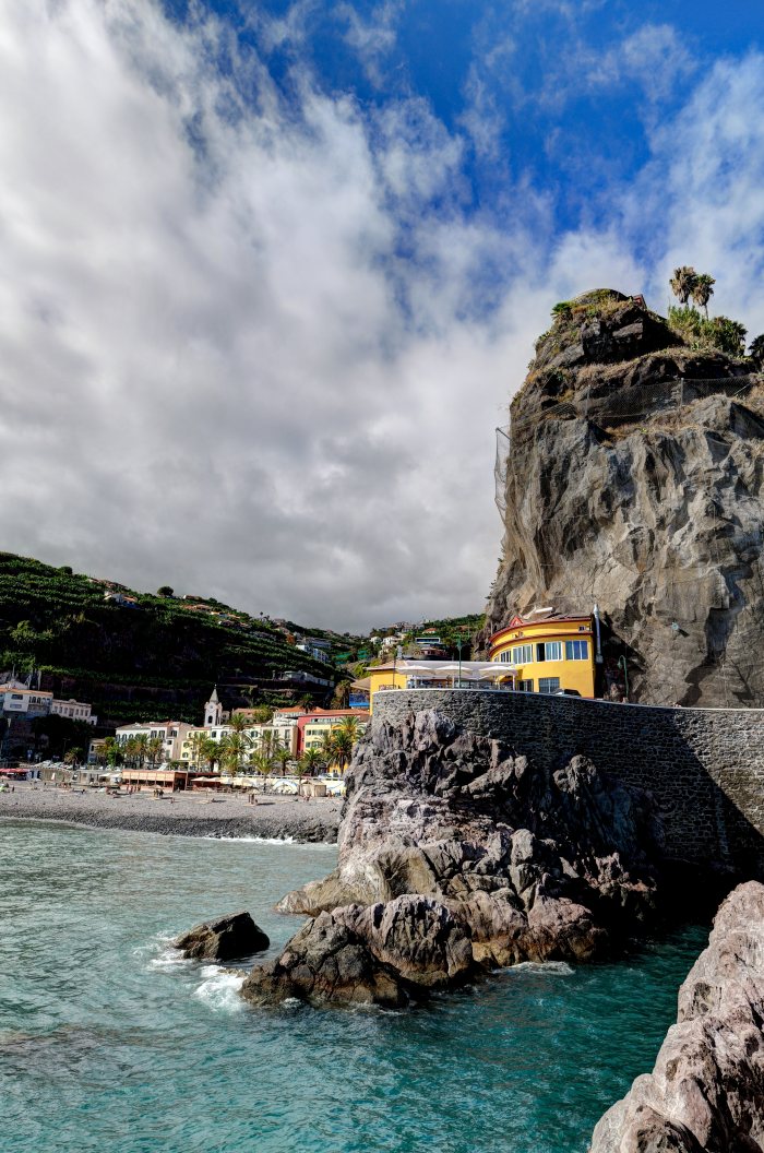 Paesaggio costiero con case colorate e rocce vicino al mare
